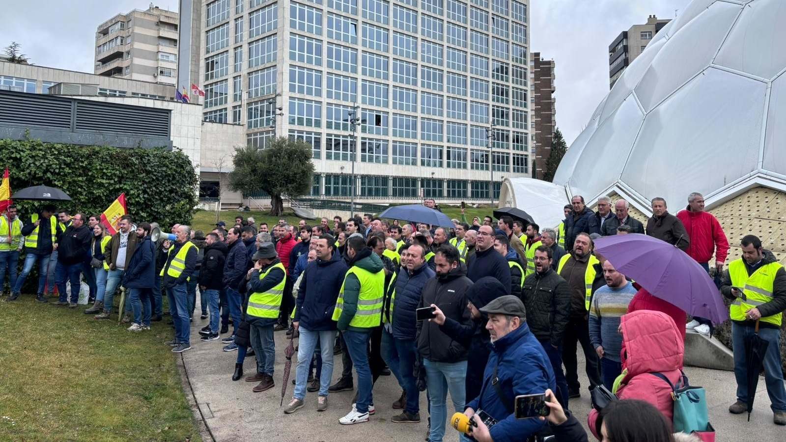 Un grupo de agricultores se manifiestan ante la sede de la Delegación del Gobierno