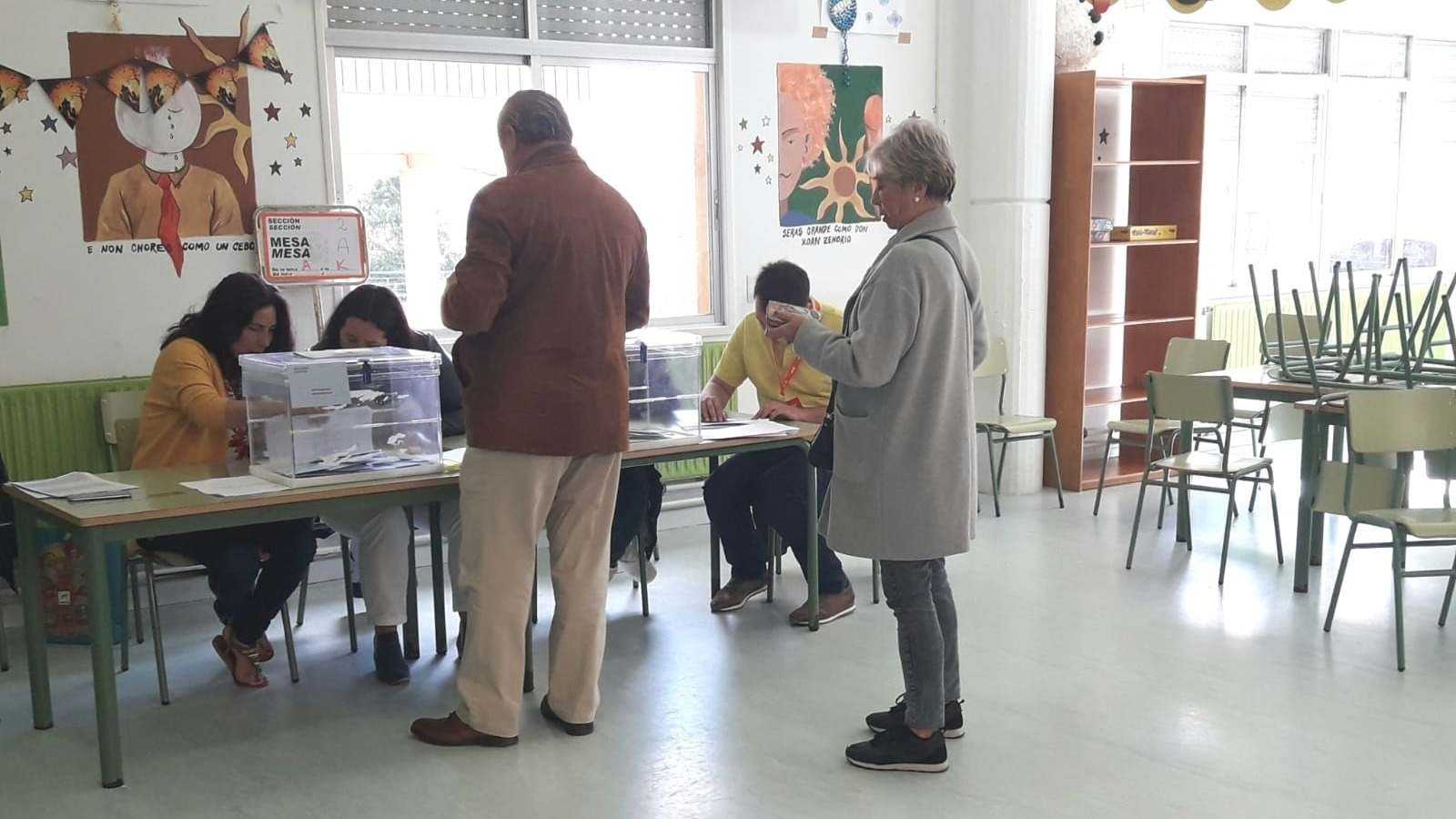 Votantes en un colegio electoral de Galicia. / Foto: EP