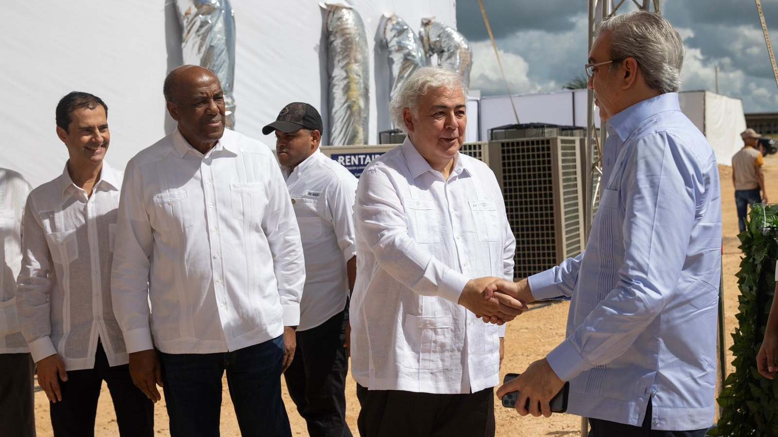 Luis de Valdivia y el presidente de República Dominicana en el acto de inauguración de Cumayasa.