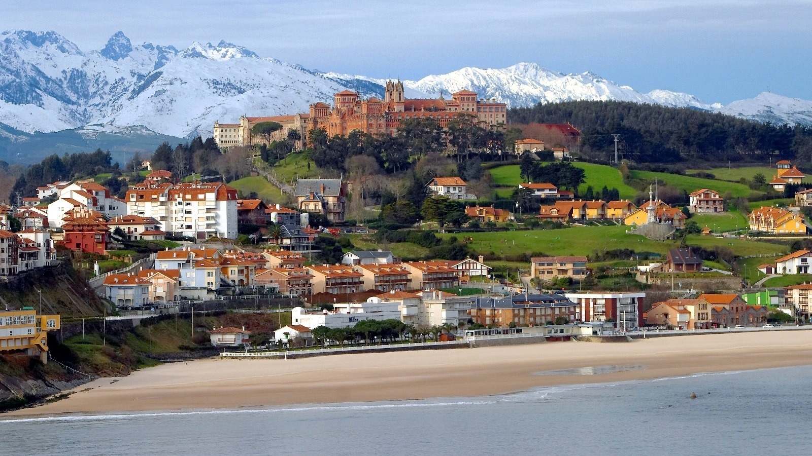 Vista general del pueblo de Comillas, Cantabria