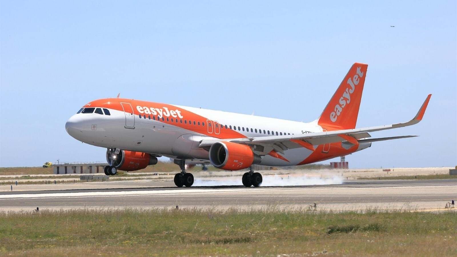 Avión de easyJet en la pista de una aeropuerto