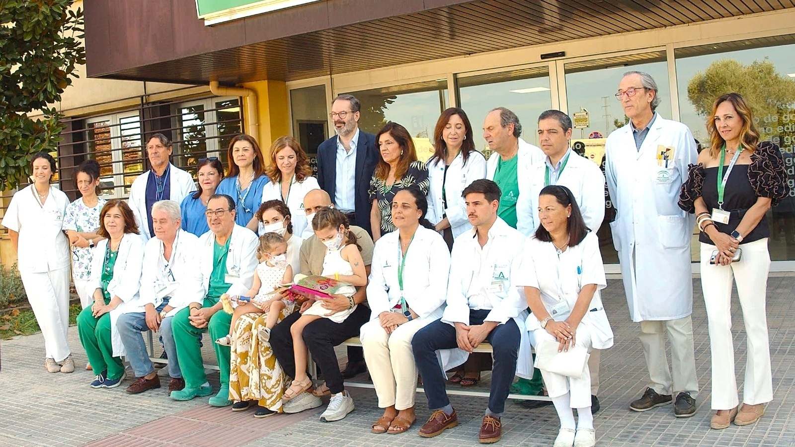 Lucía y el equipo que la trasplantó en el Hospital Reina Sofía de Córdoba.
