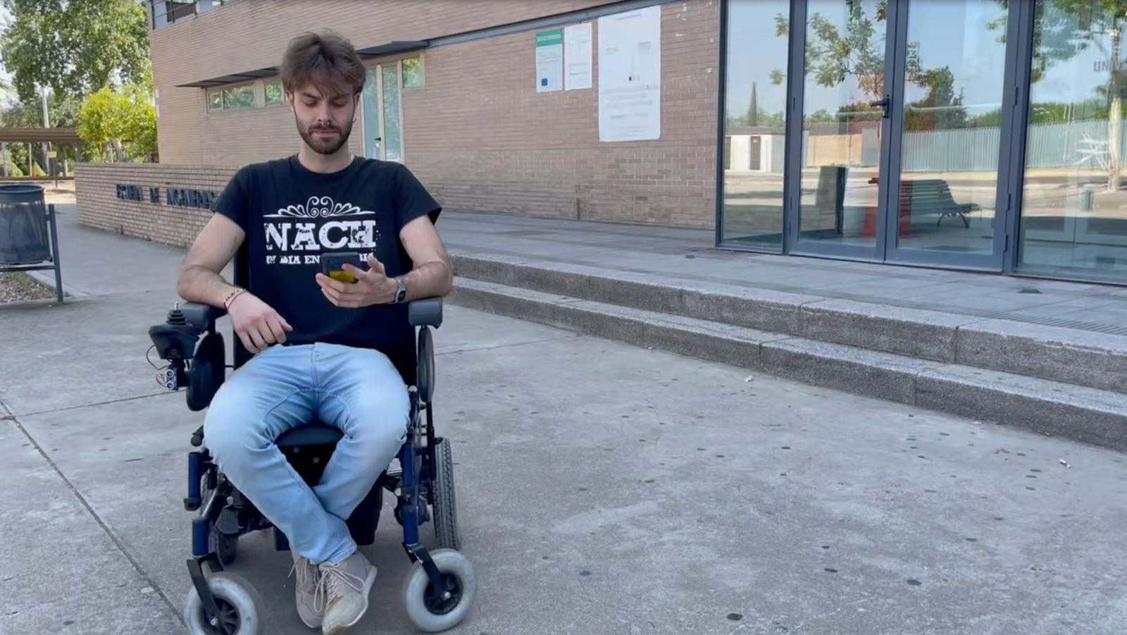 El ingeniero Francisco José García, sentado en el prototipo Hermes, la primera silla de ruedas controlada por voz
