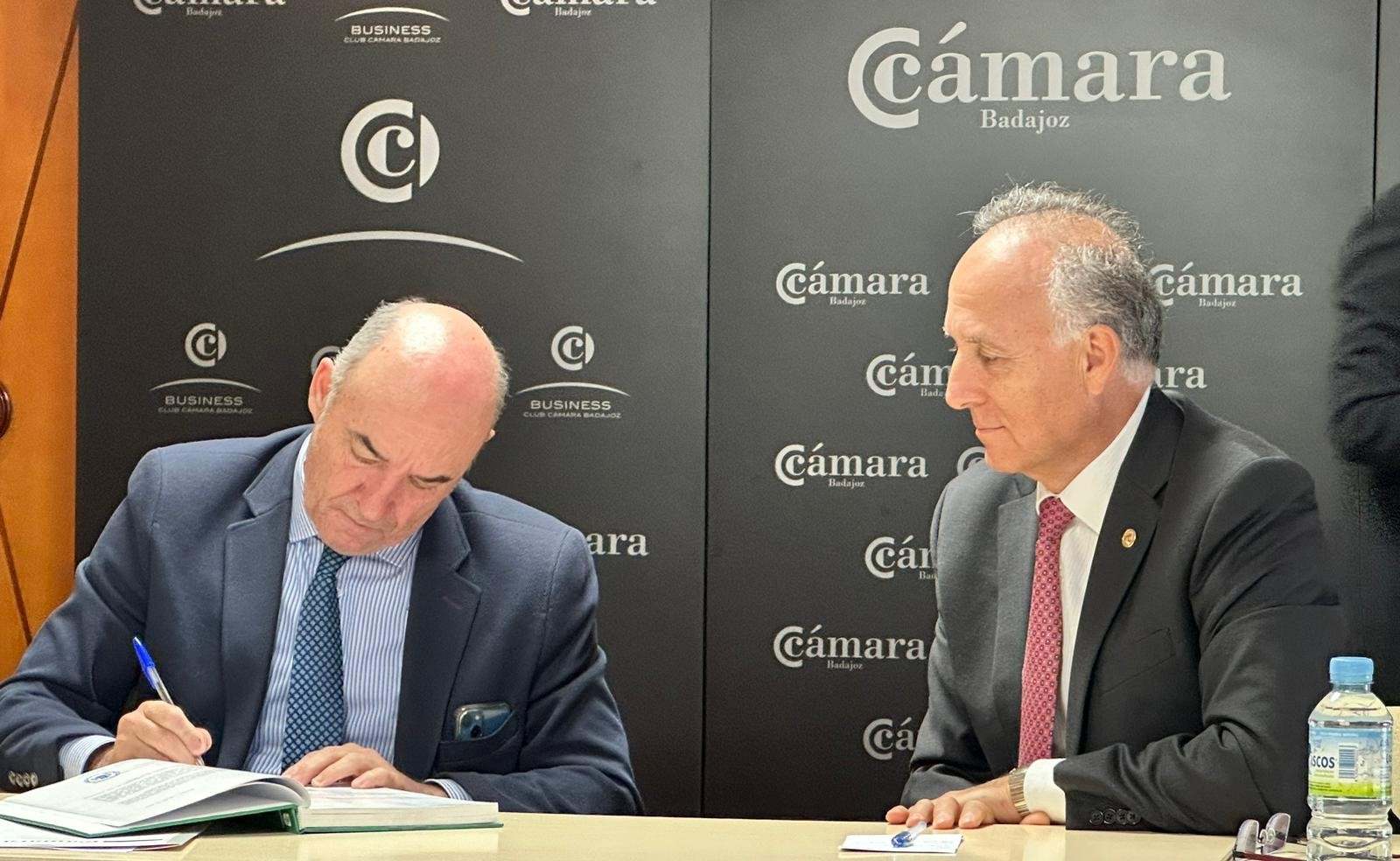 El presidente de la Cámara de Comercio de Badajoz, Mariano García Sardiña, con el presidente de GAN, Teodoro Ribera Neumann, durante su visita