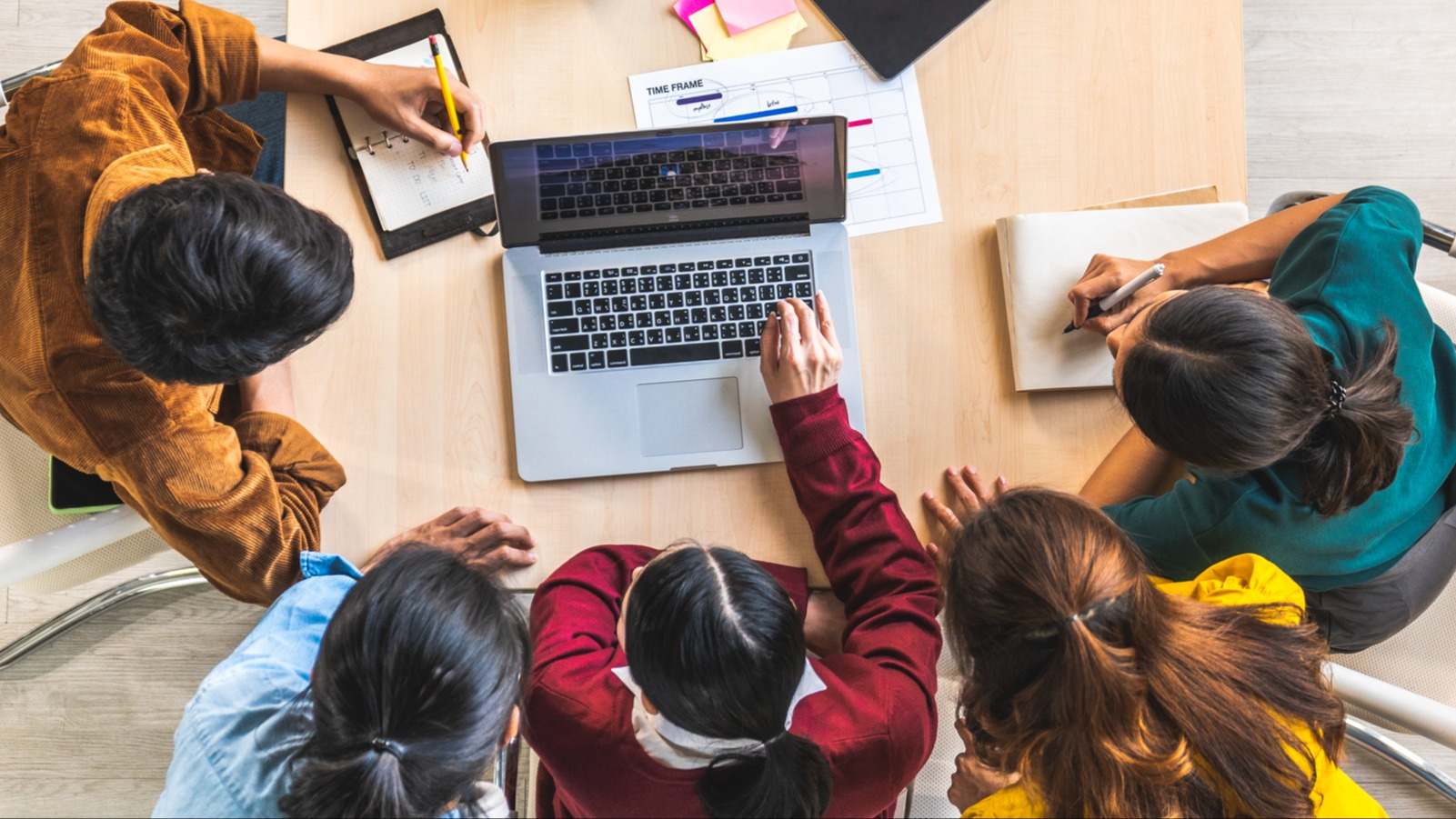 jóvenes trabajando