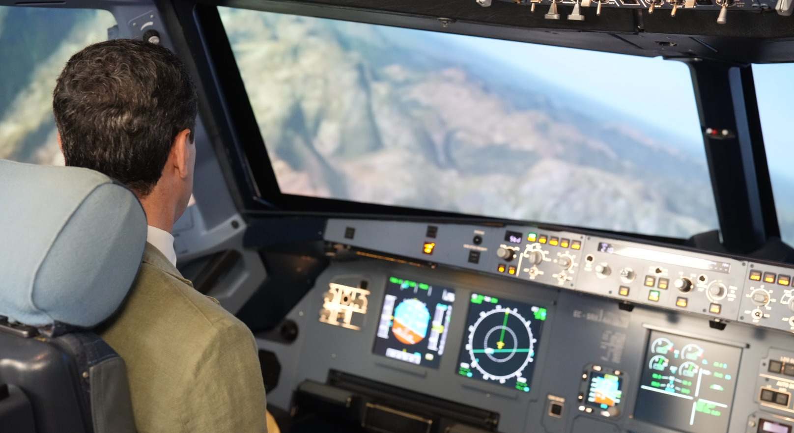 Juanma Moreno en un simulador de Aerodymamics Academy
