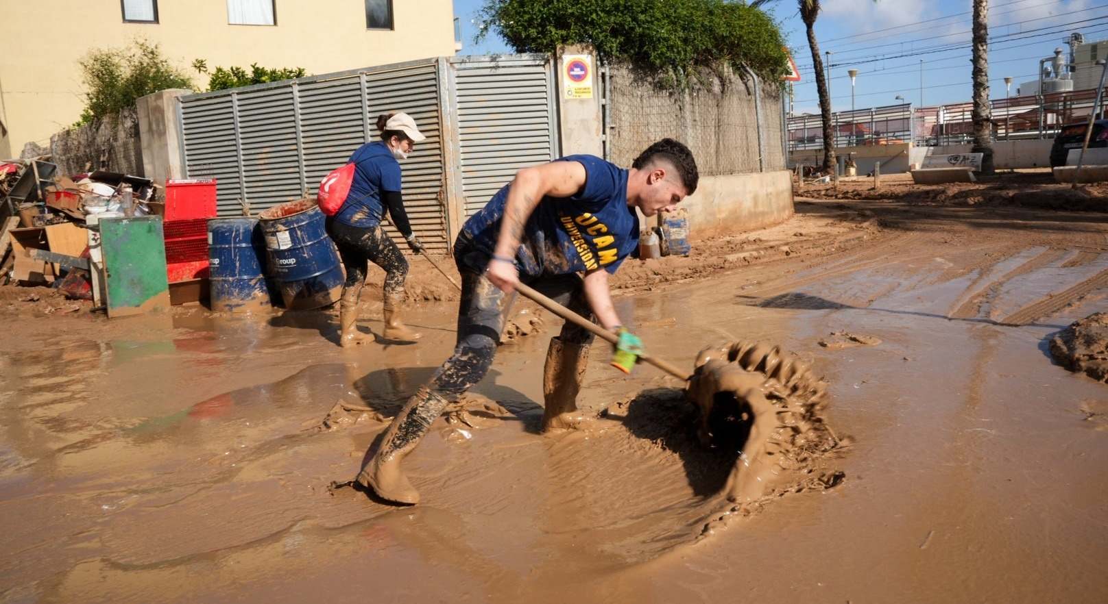 Un grupo de 200 voluntarios de la UCAM han ido a Valencia para ayudar a los afectados por la DANA