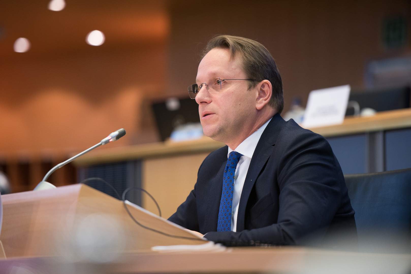 Oliver-Varhelyi-Parlamento-Europeo.jpg