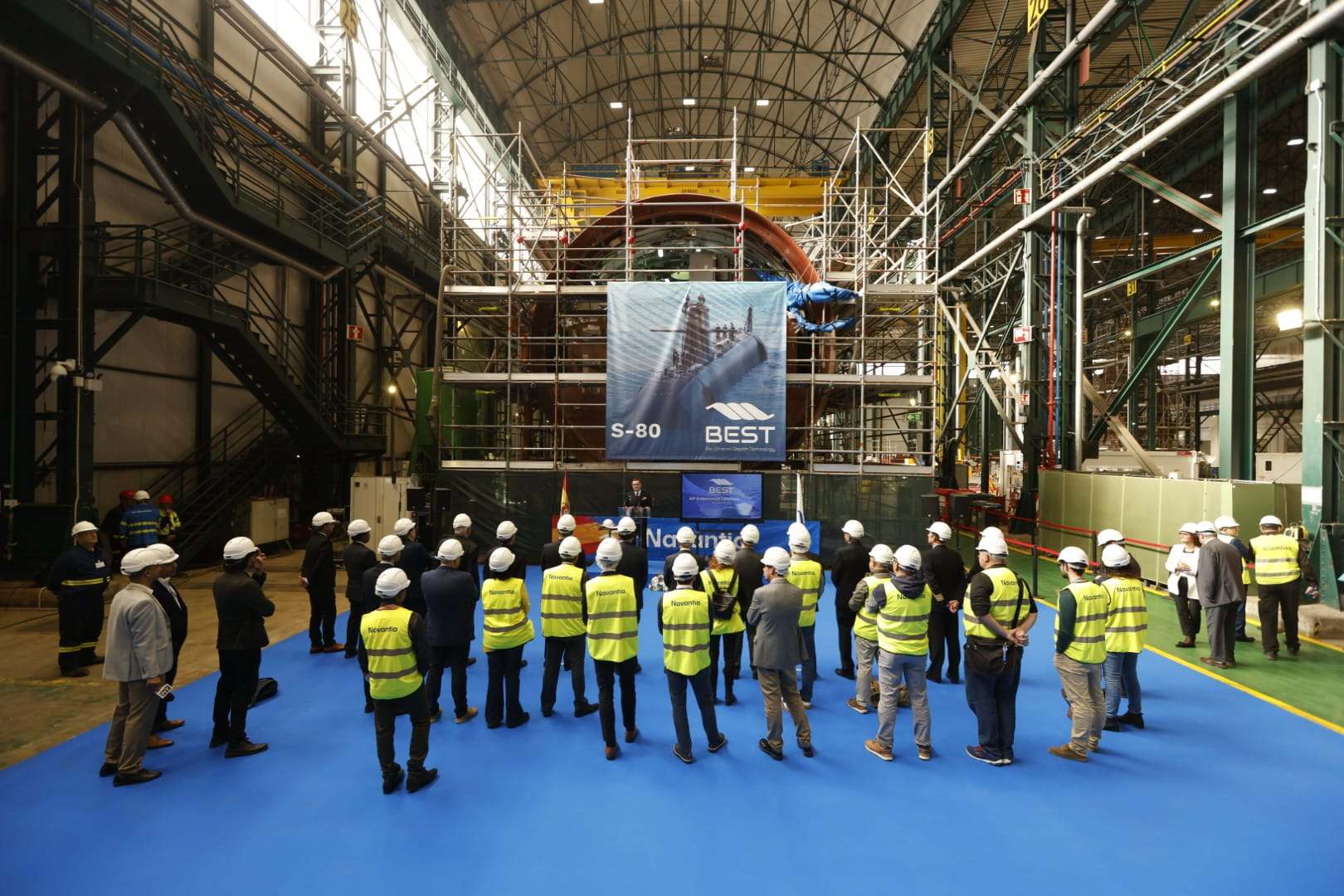 Asistentes al astillero de Navantia en Cartagena comprueban in-situ los procedimientos de seguridad que se realizan en la construcción del submarino.