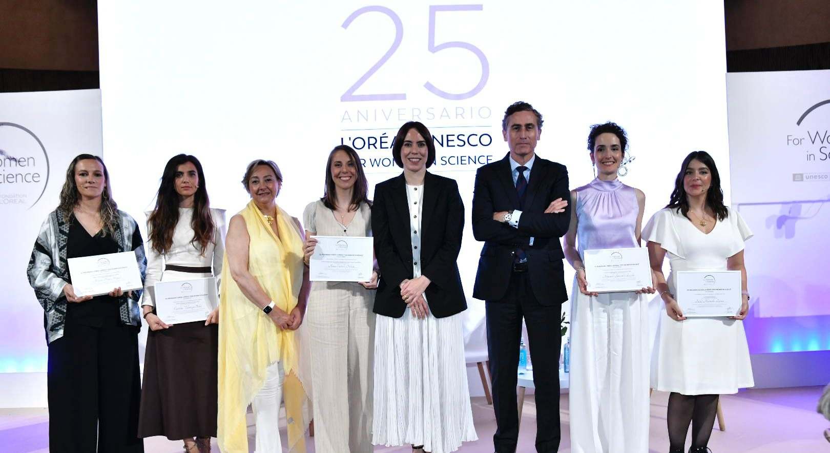 Diana Morant junto a Juan Alonso de Lomas y las cinco científicas premiadas