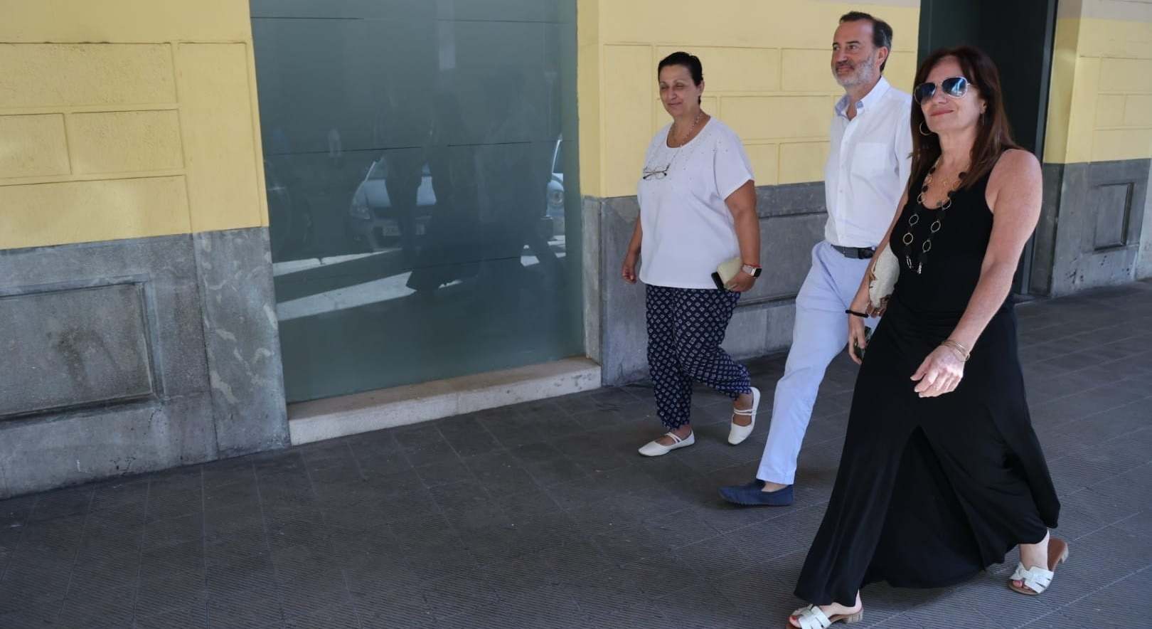 La diputada de Vox María José Verdú, el presidente del Parlament, Gabriel Le Senne, y la portavoz de Vox en la Cámara, Manuela Cañadas.