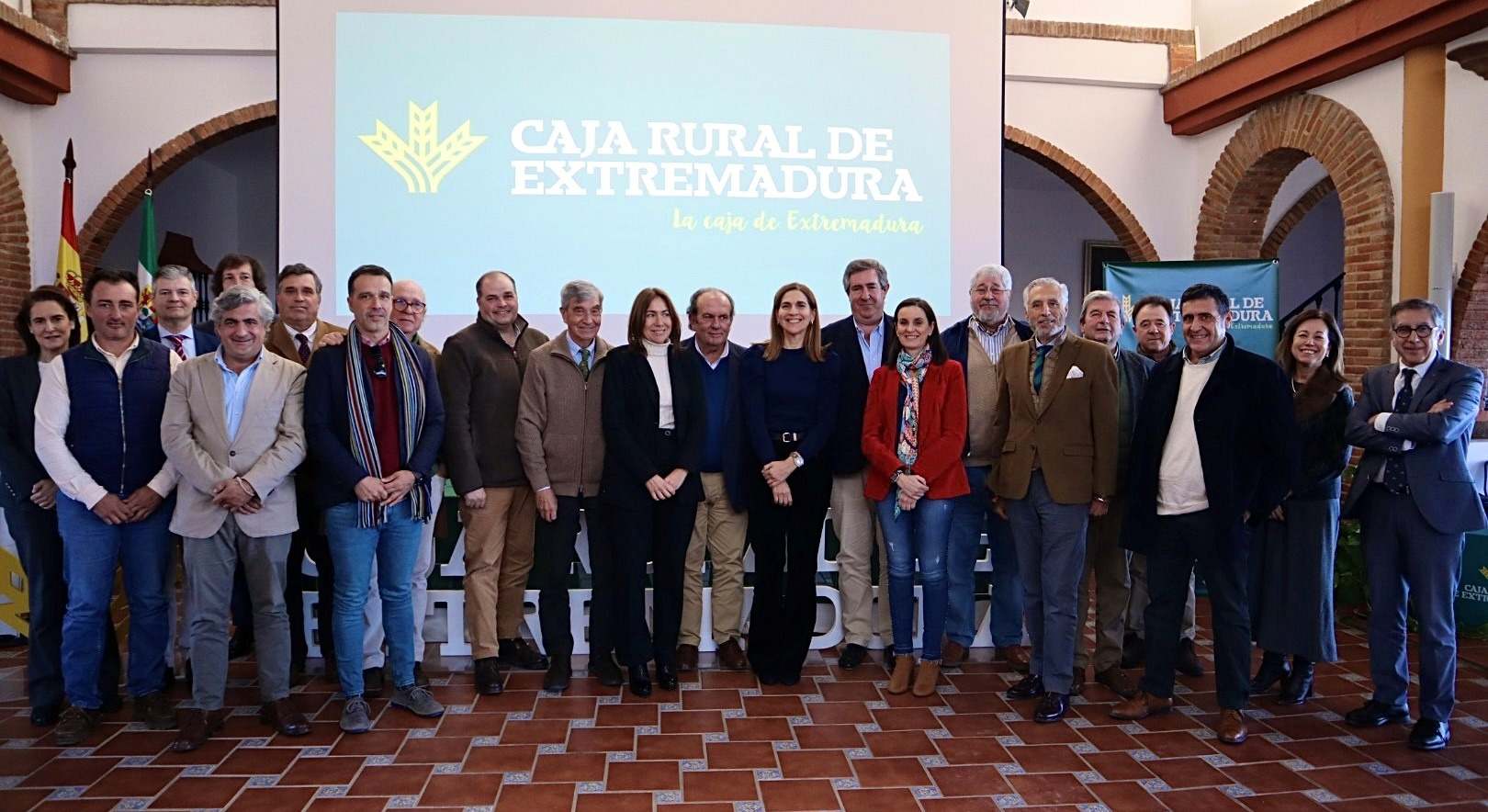 Foto de familia de los asistentes a la reunión en la que han estado presentes varias entidades y organizaciones vinculadas con el sector ganadero de la región