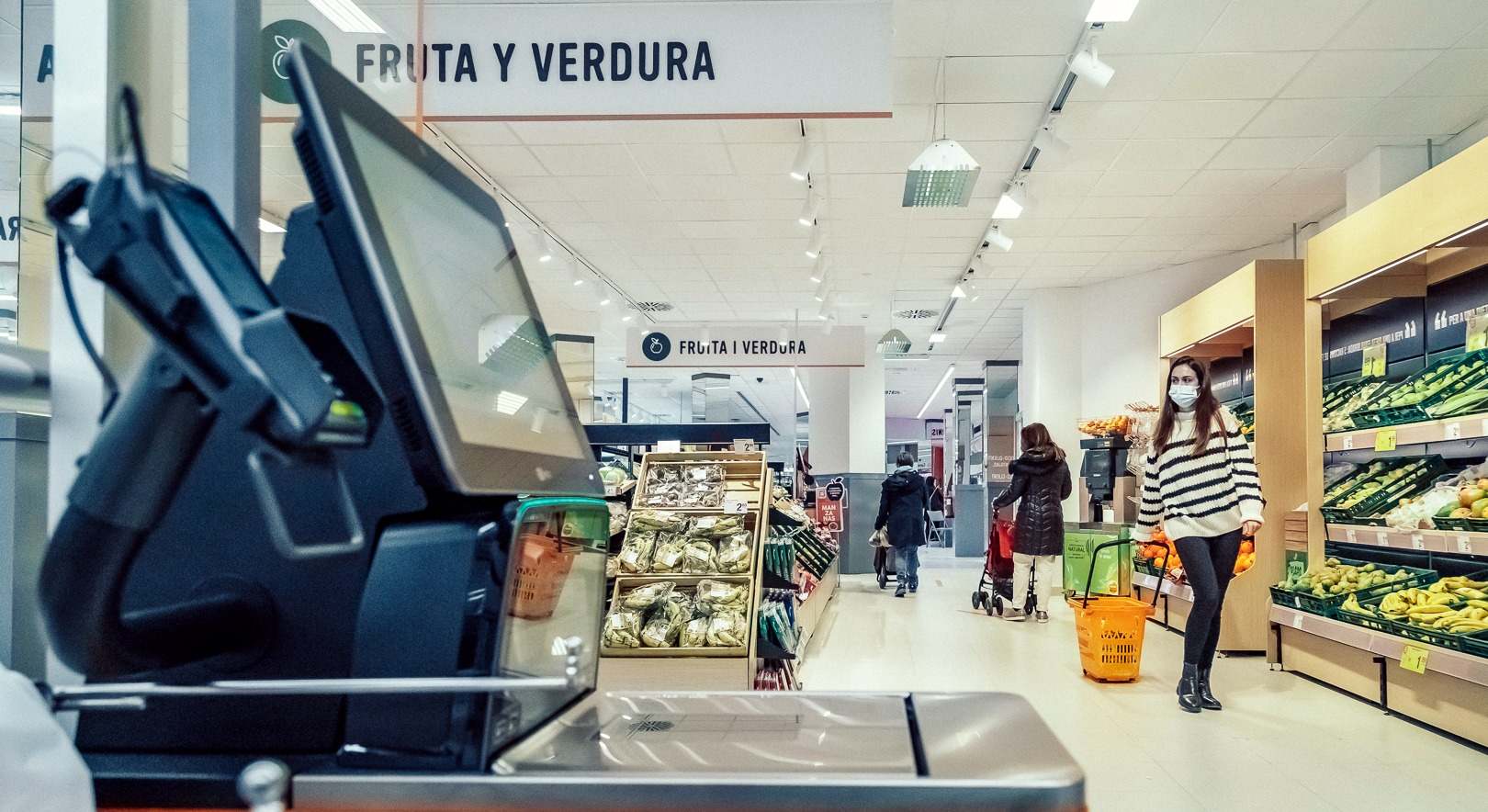 Interior de un supermercado de Consum.