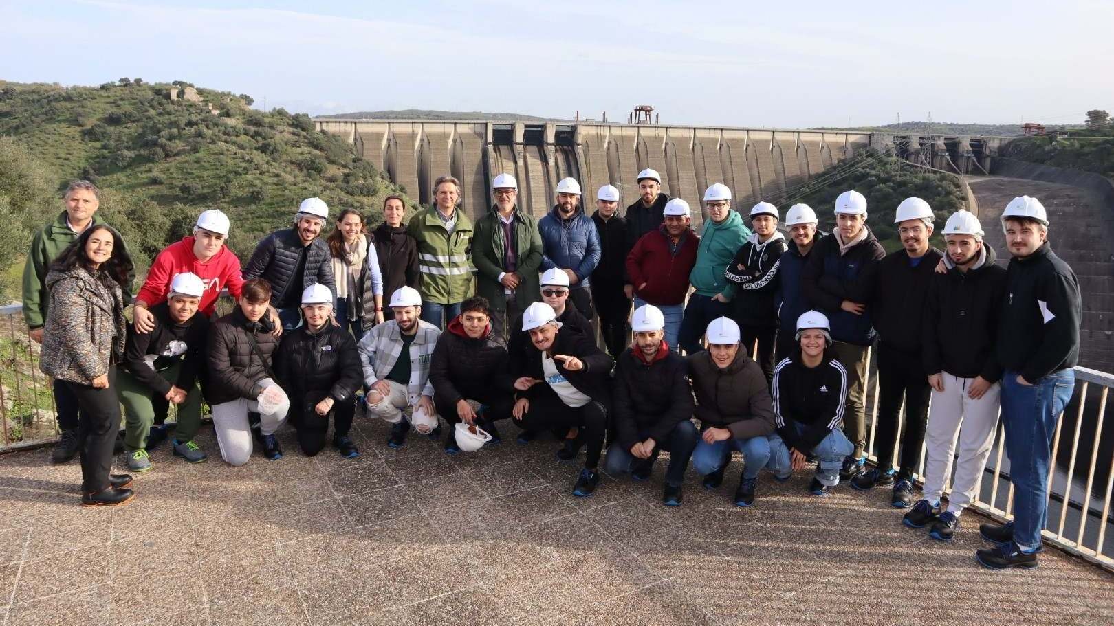 Visita a la central hidroeléctrica de Alcántara con los participantes en el programa llevado a cabo por Ayuda en Acción y Fundación Iberdrola España