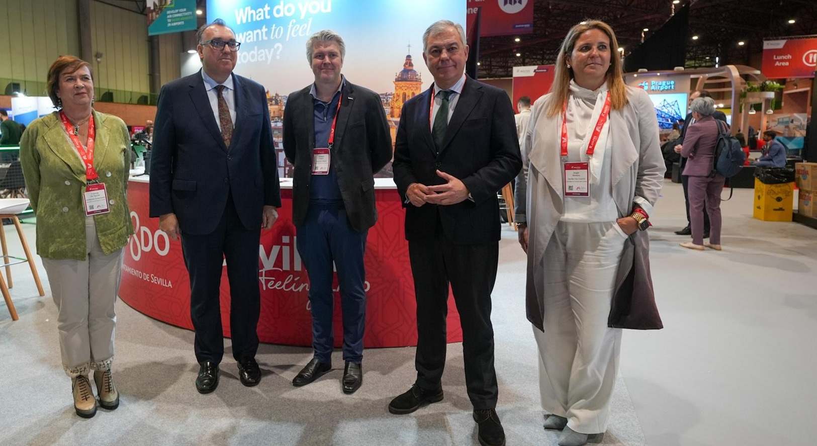 Sanz se reúne con directivos de American Airlines en el marco del congreso de 'Routes Europe', que se celebra en Fibes.
