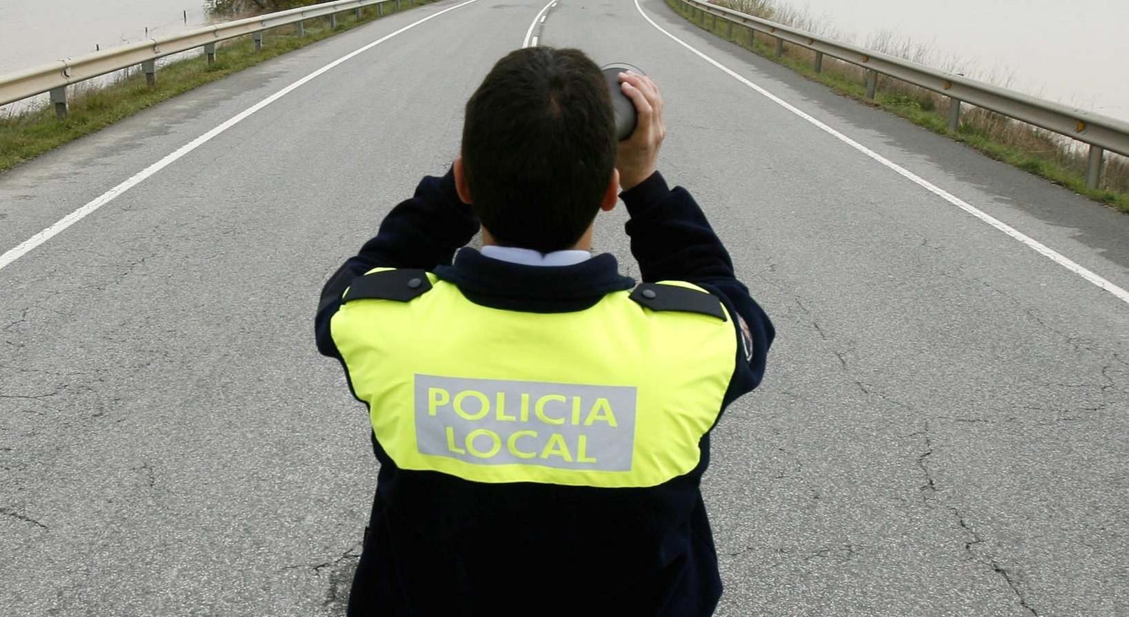 Vista de un policía local de espaldas