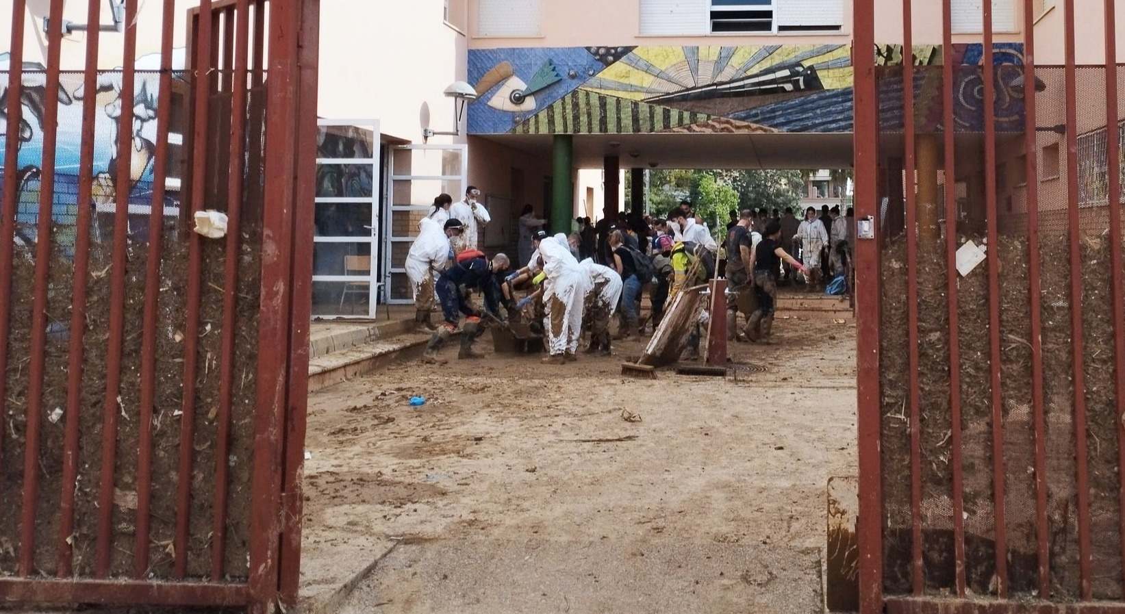 Trabajos de limpieza en un colegio tras la DANA.