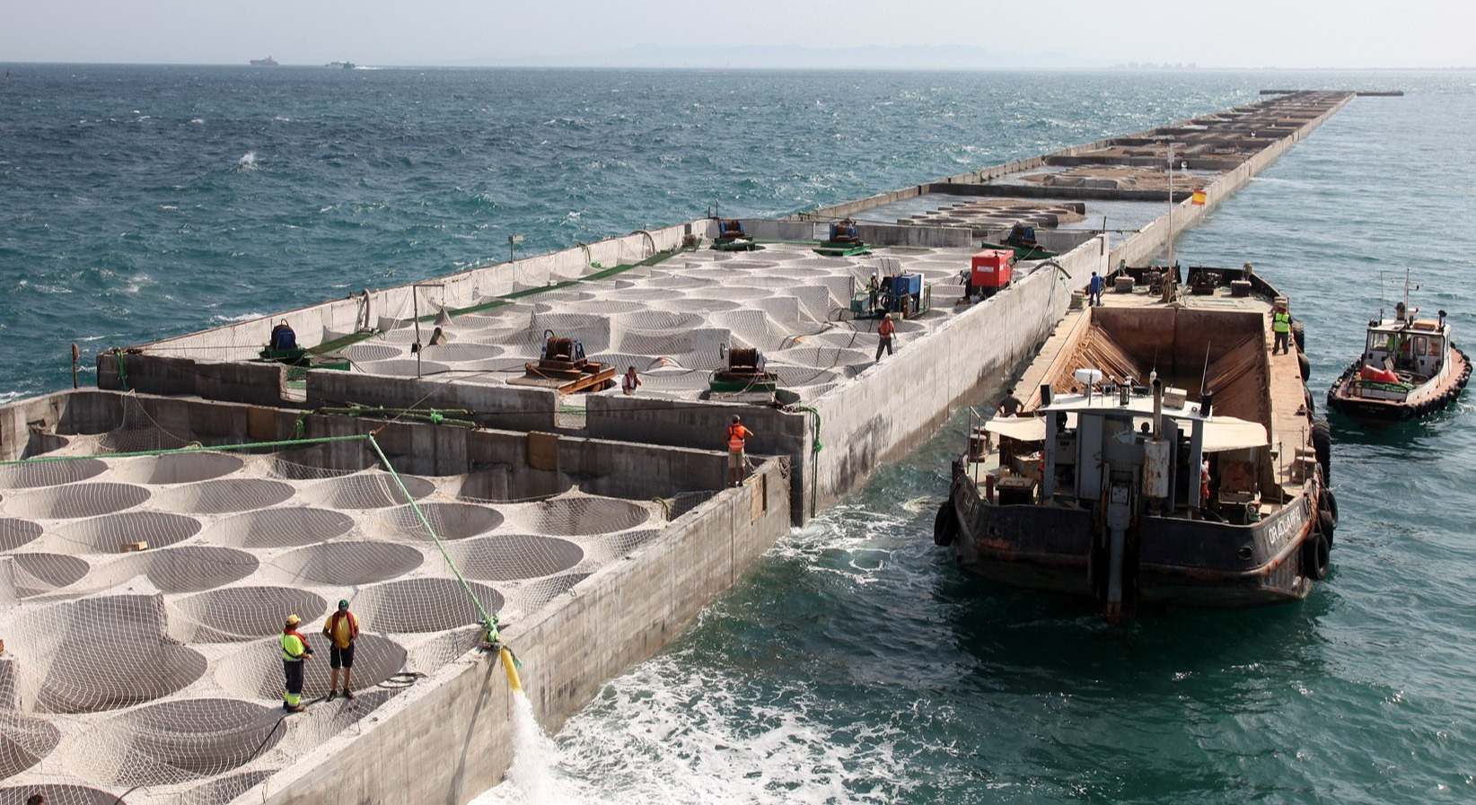 Imagen de las obras del actual dique norte del puerto de Valencia, tras el que se creará el nuevo muelle.
