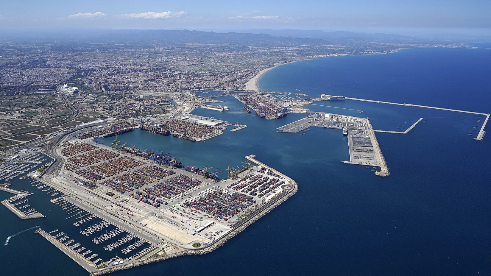 El puerto de Valencia, con el dique norte en que irá la nueva terminal a la derecha.
