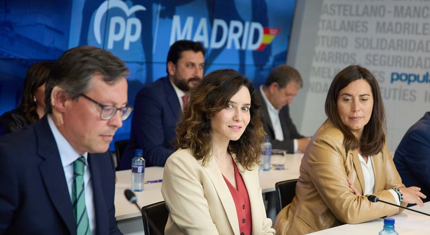 Ana Millán a la derecha de la imagen junto a Isabel Díaz Ayuso