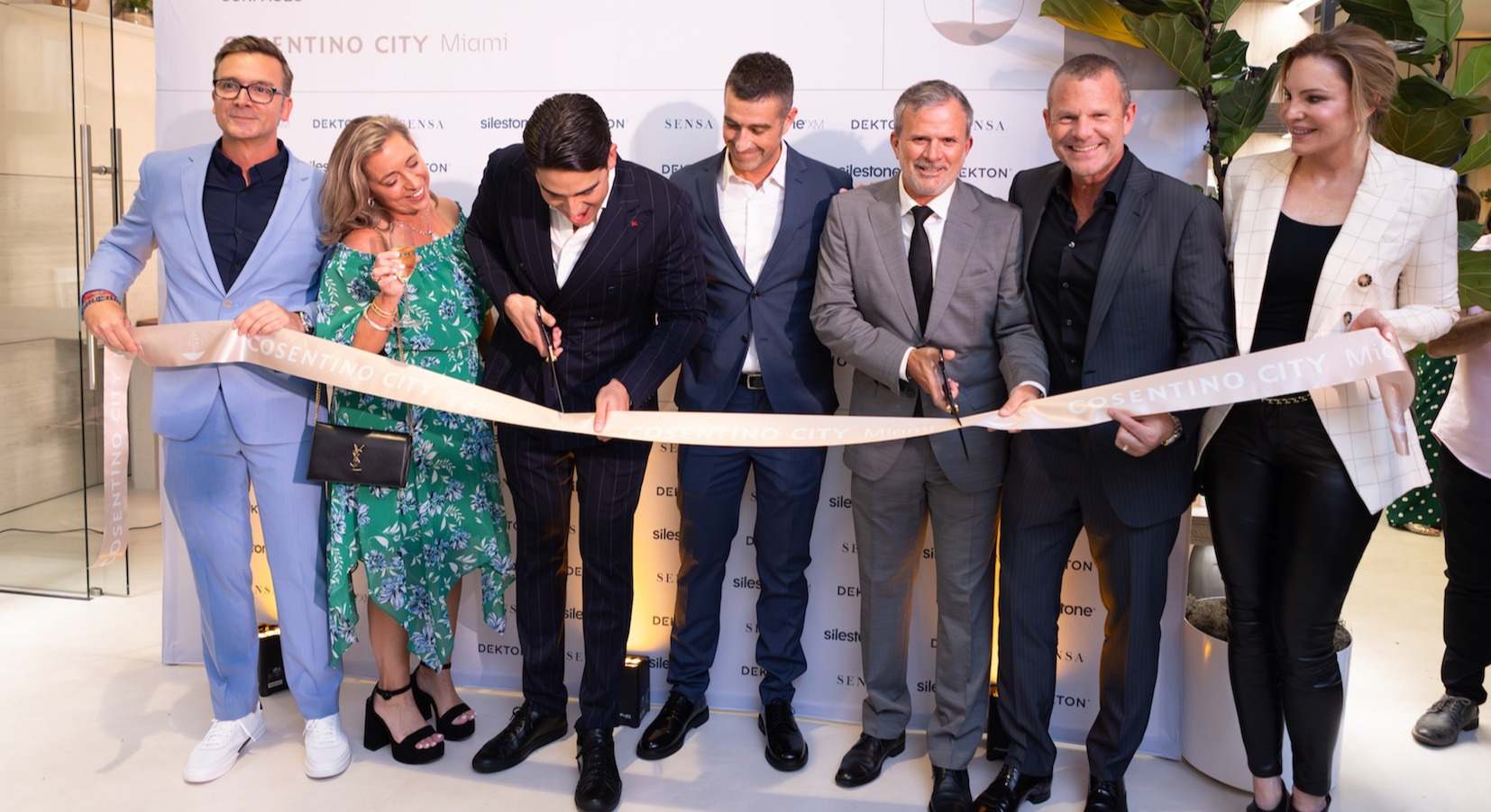 Corte de cinta del nuevo espacio Cosentino en Miami.