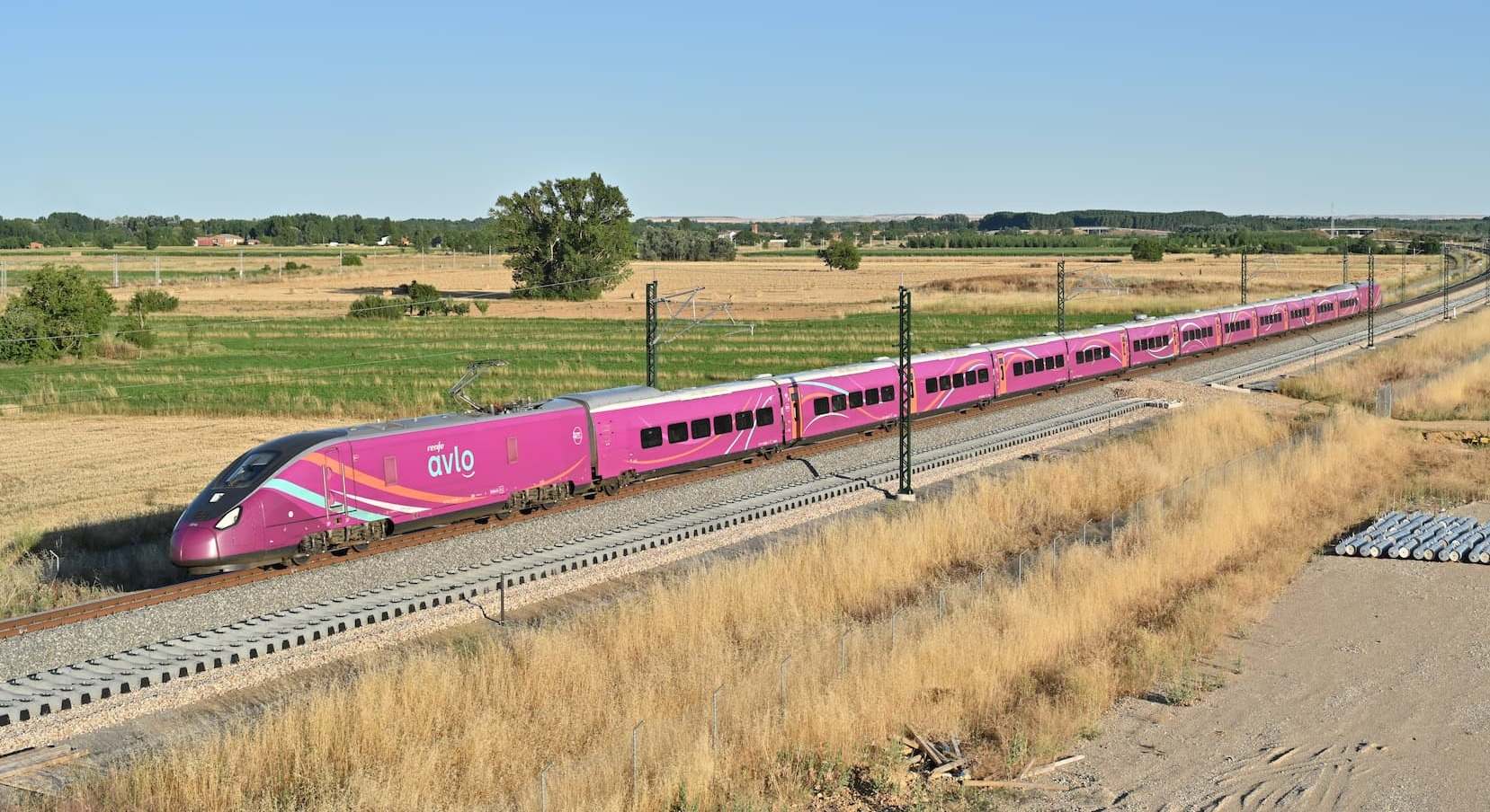 Tren de la serie 106 prestando un servicio Avlo de Renfe. / Foto: Gonzalo Rubio