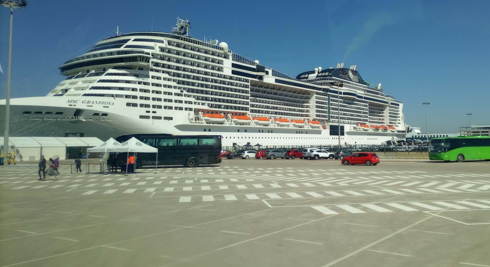 El MSC Grandiosa en el puerto de Valencia.