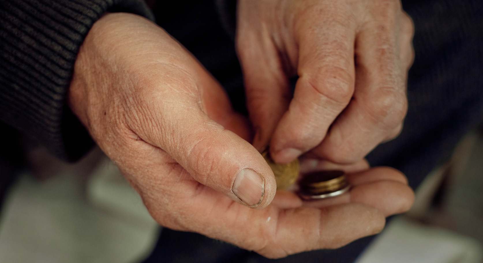 Persona sosteniendo unas monedas
