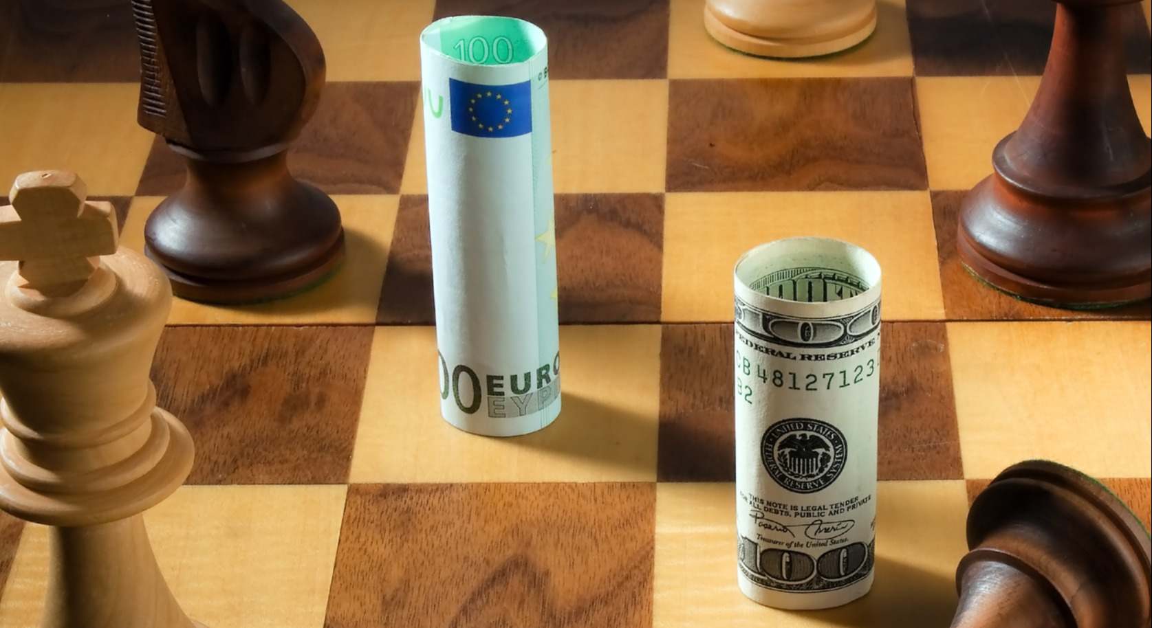 El euro y el dolar juegan en el mismo tablero