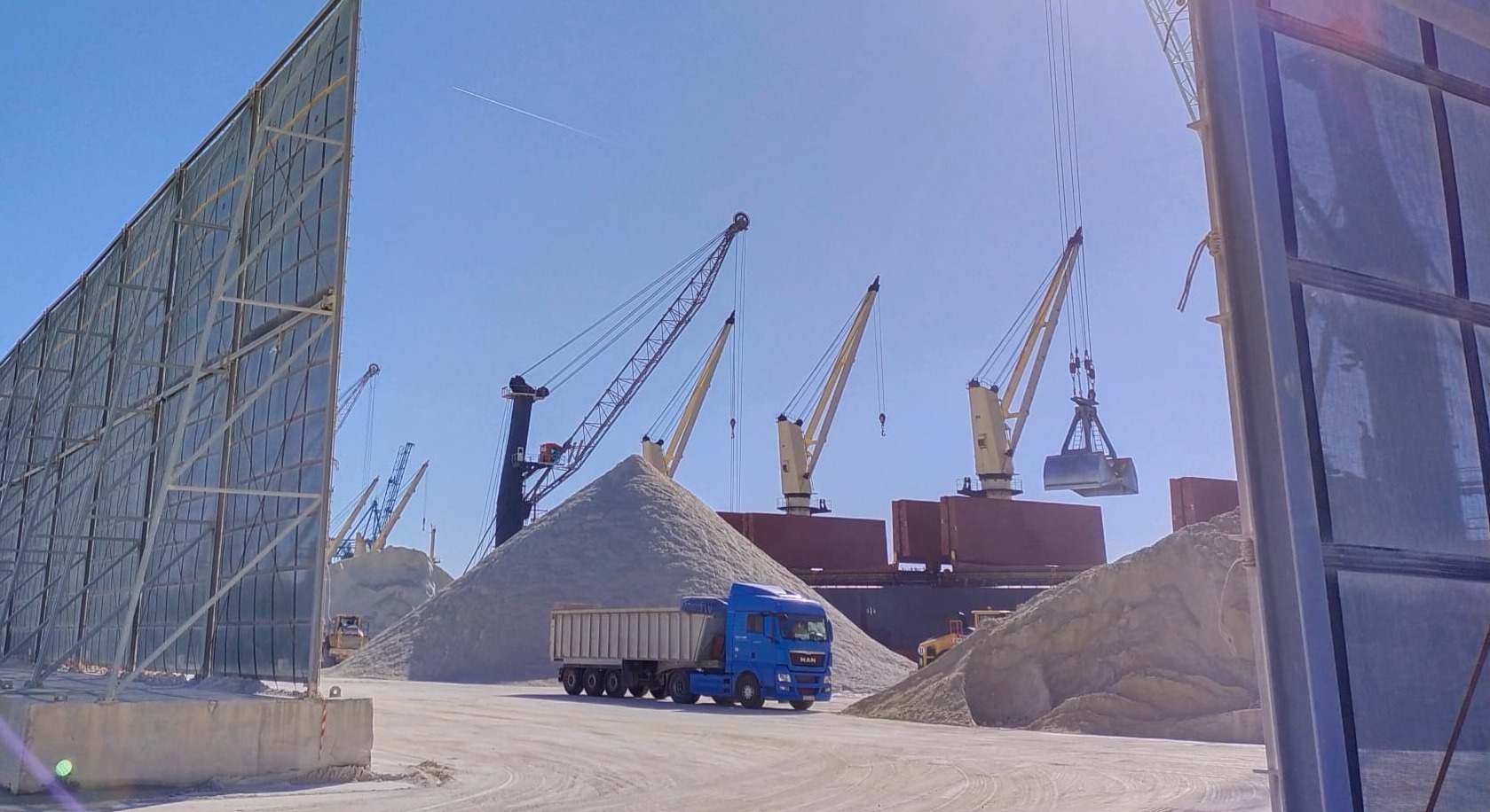 Un camión en el puerto de Castellón.
