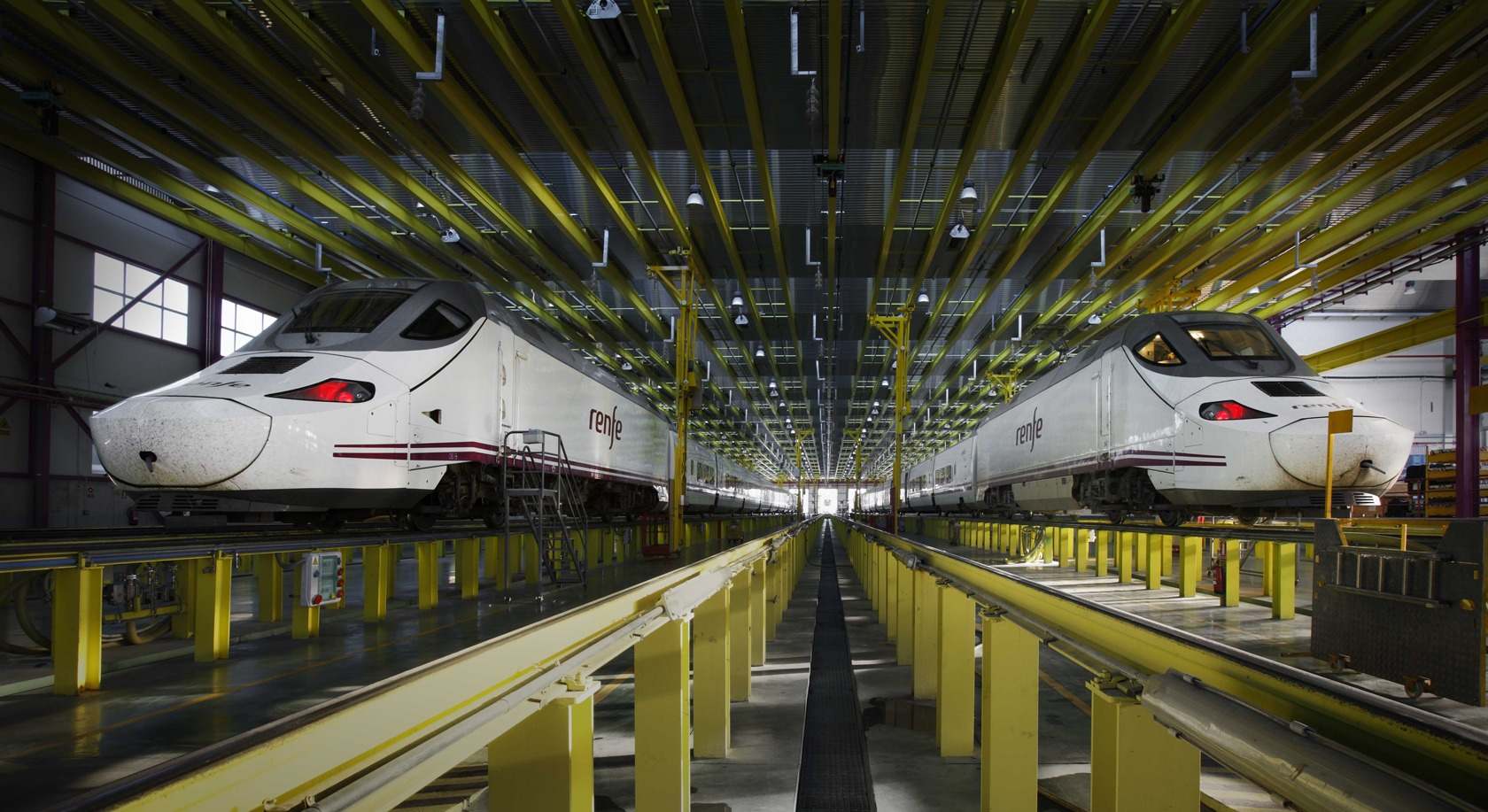 Talleres de Talgo realizando el mantenimiento a trenes de Renfe. / Talgo