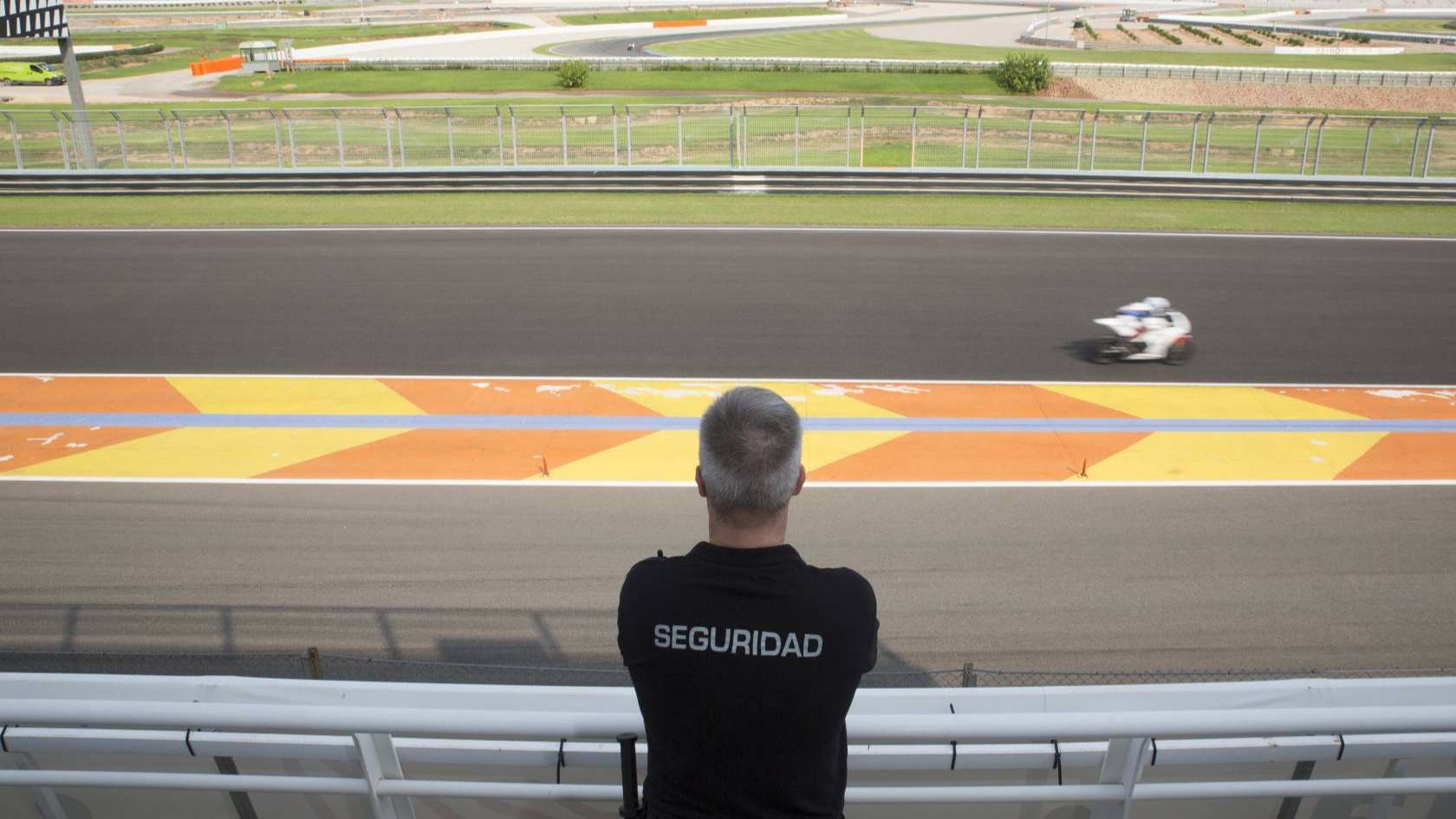 Vigilante de Fovasa en el circuito Ricardo Tormo de Cheste.