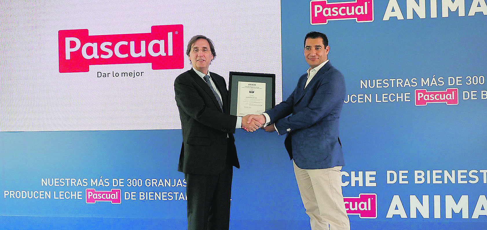 Imagen-Tomas-Pascual-presidente-de-Calidad-Pascual-recibe-el-certificado-de-Bienestar-Animal-de-manos-de-Javier-Munoz-Director-de-Operaciones-de-Conformidad-de-AENOR.jpg