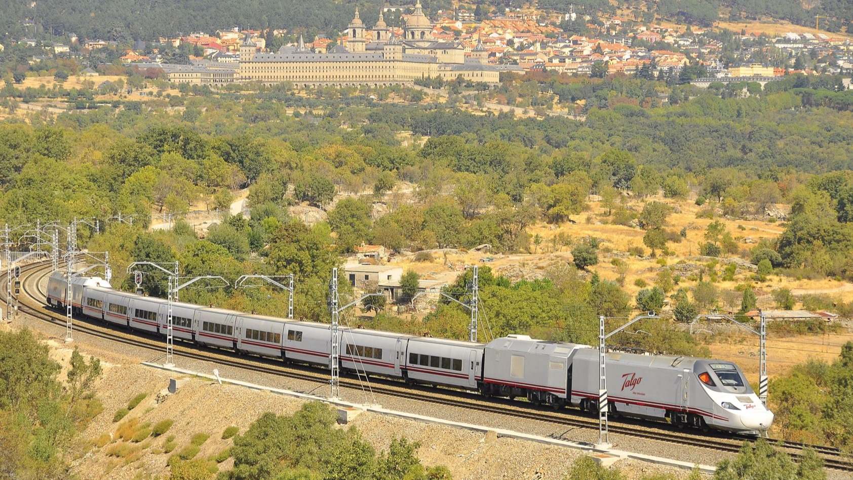 Tren dual diesel-eléctrico desarrollado por Talgo y vendido a Renfe. / Talgo