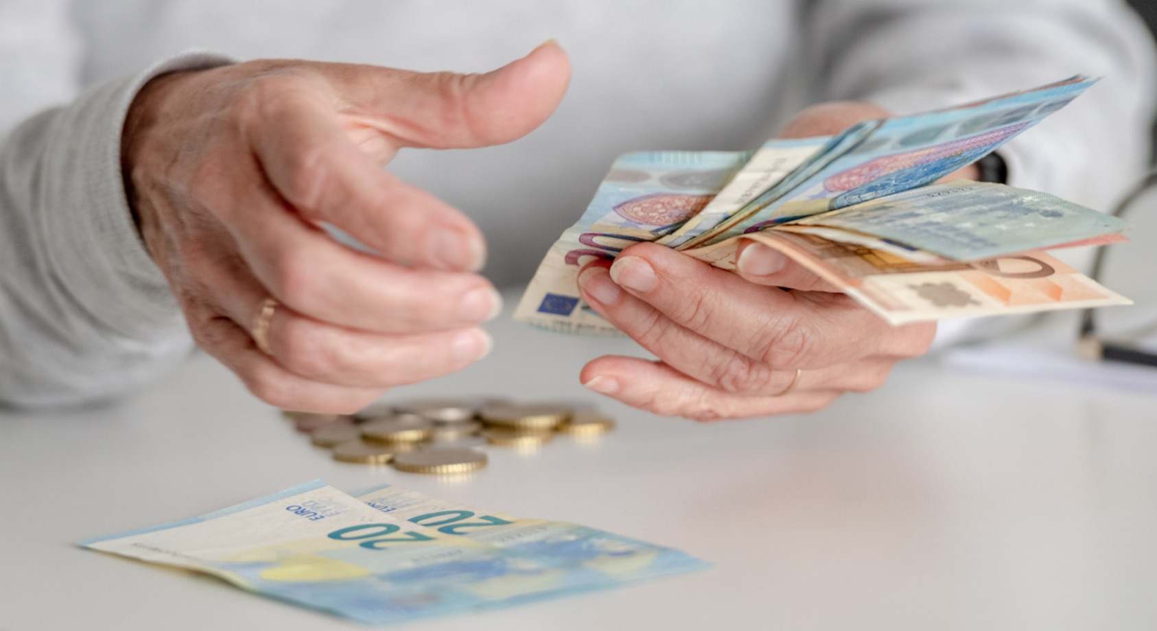 Mujer anciana contando dinero
