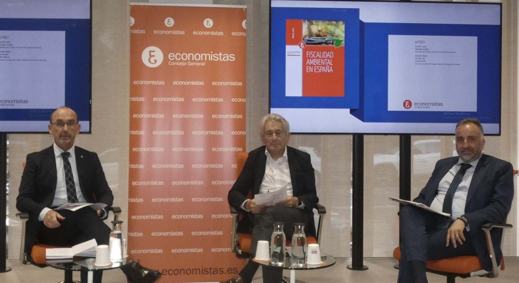 De i. a d.; El director del Servicio de Estudios del CGE, Salvador Marín; el presidente del CGE, Valentín Pich; y el presidente del REAF, Agustín Fernández
