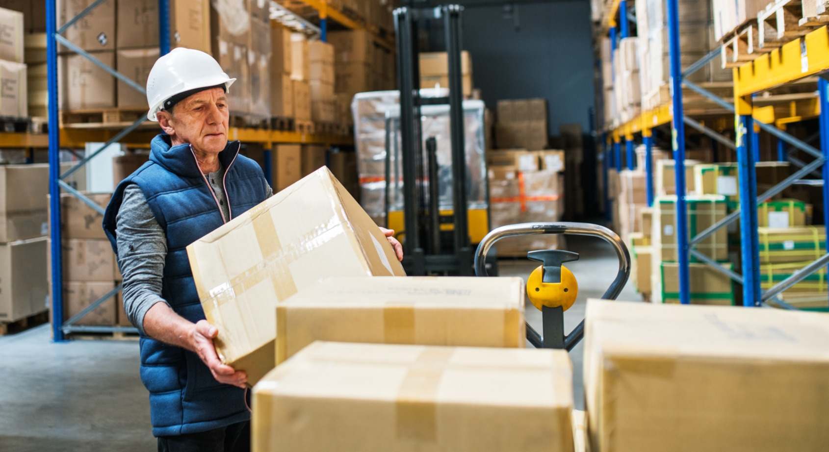 Un trabajador trasladando cajas