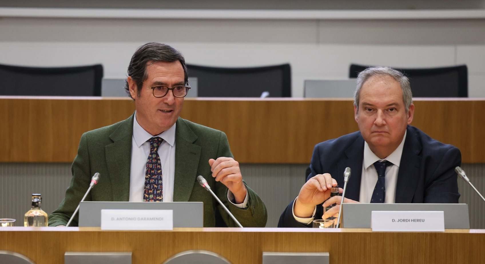 El presidente de CEOE, Antonio Garamendi, y el ministro de Industria, Jordi Hereu.