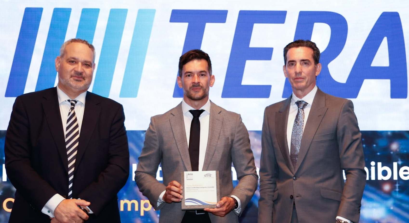 David Santiago, en el centro, en los premios del clúster Avia.