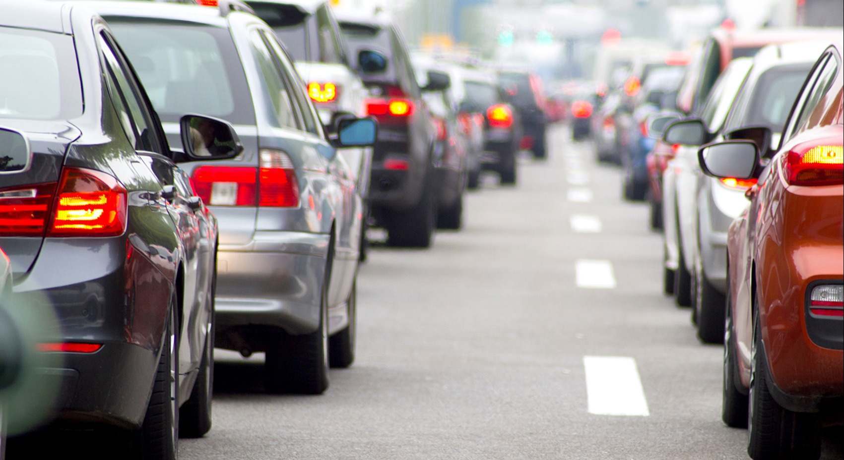 Varios vehículos en la carretera