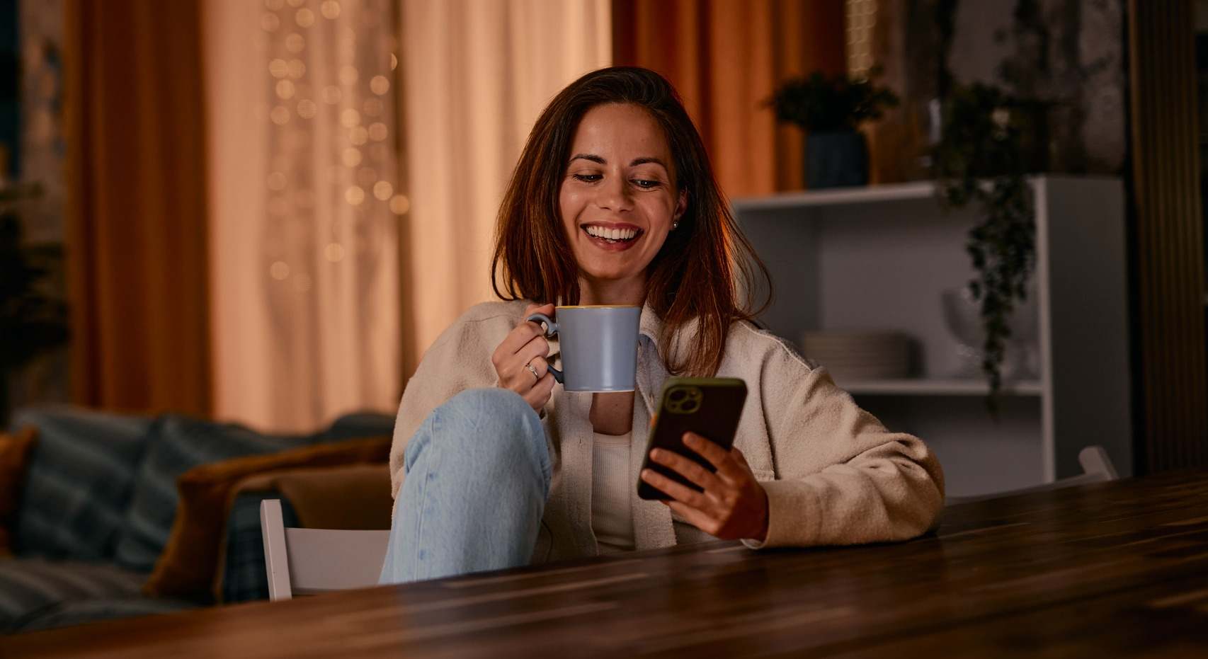 Mujer tomando café por la noche