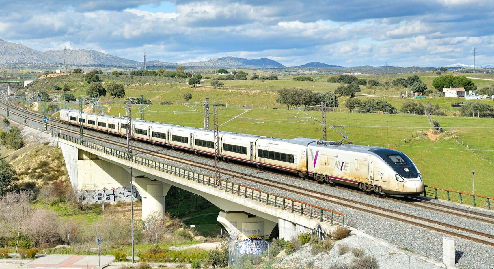 Tren Avril, de la serie 106 de Renfe, a su paso por Tres Cantos (Madrid). / Foto: Cesare Sapienza