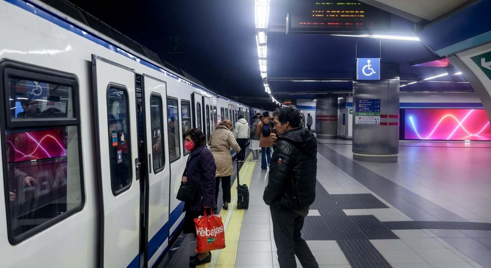 Varias personas en la Estación de Sol