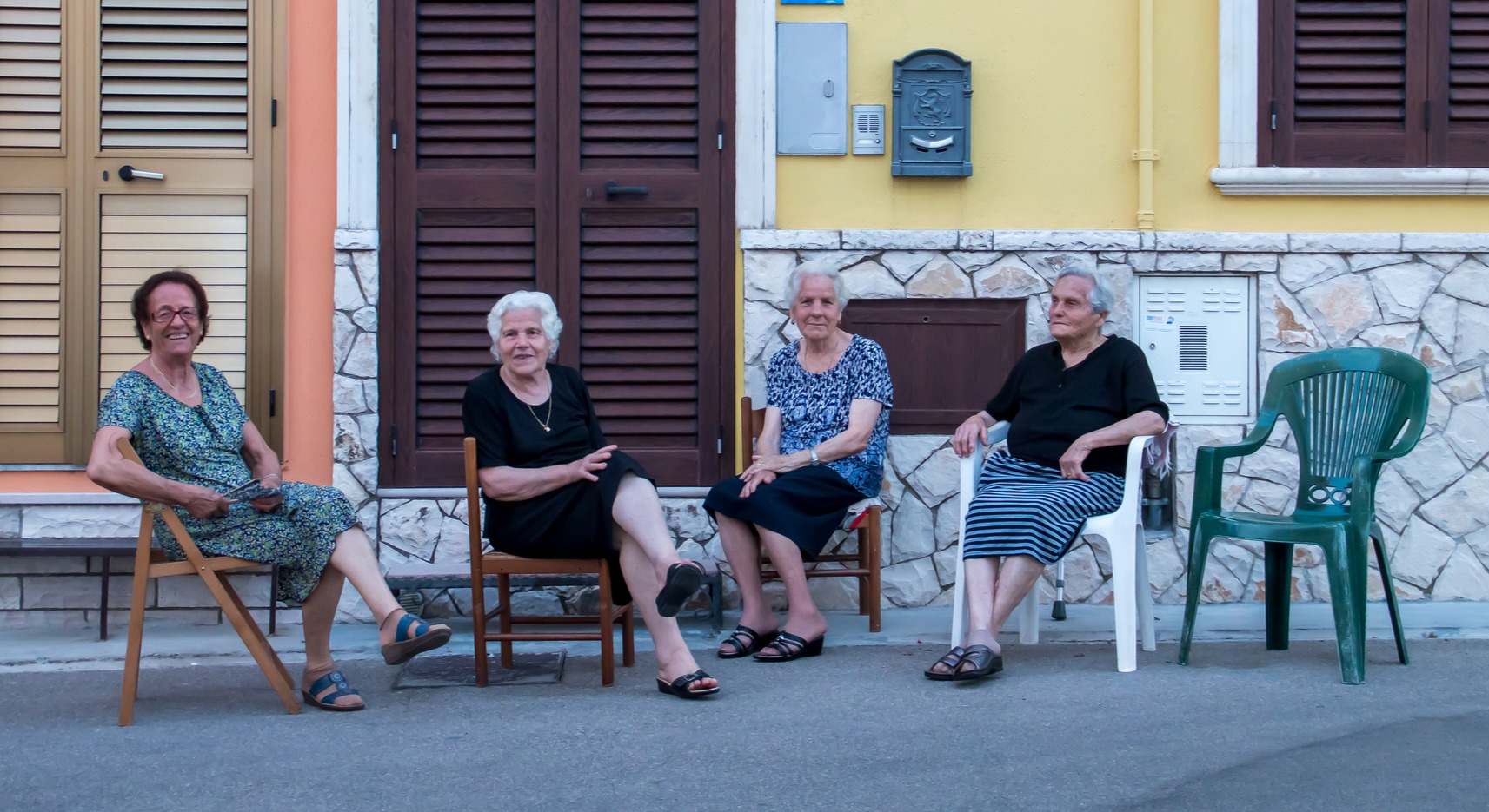 Mujeres mayores sentadas en la calle