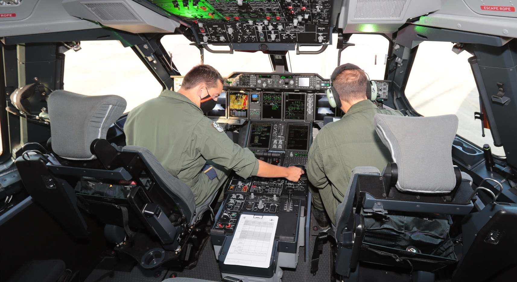Pilotos militares de un avión de las fuerzas armadas españolas. / Europa Press