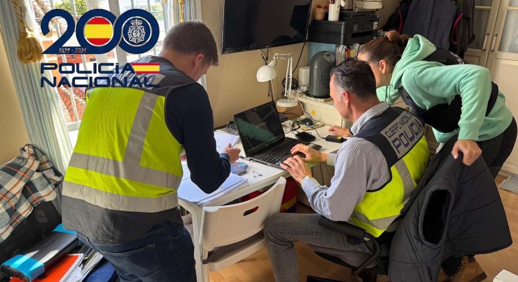 Agentes de la Policía durante el registro de una vivienda