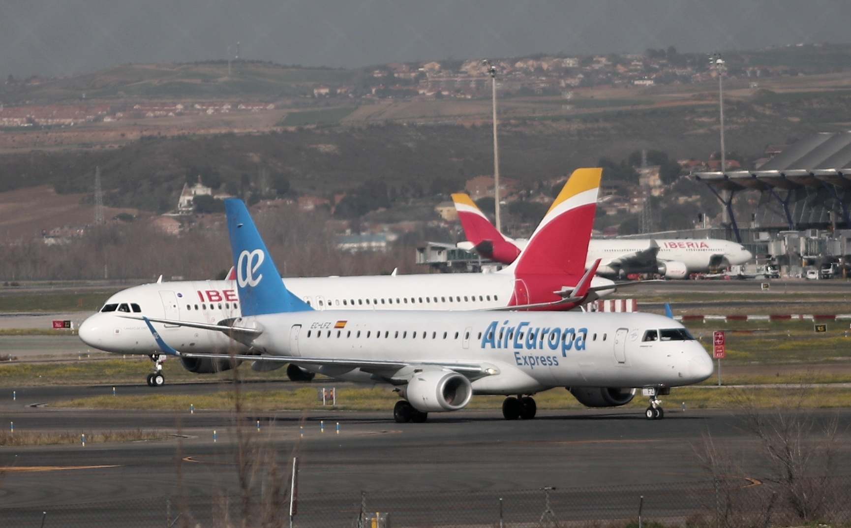 Aviones de Iberia y Air Europa en la T4 de Madrid. / Europa Press