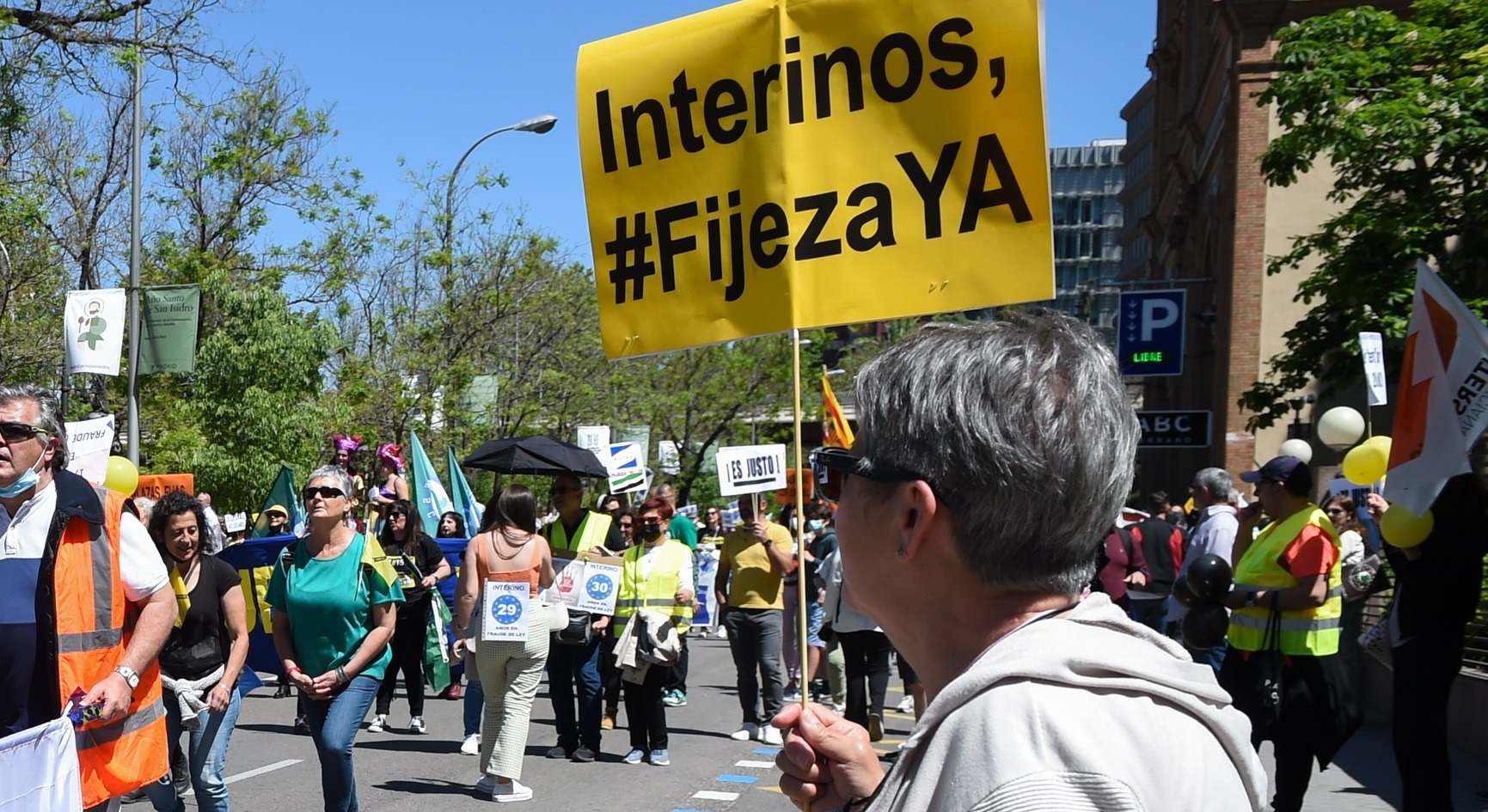 Una mujer protesta contra el abuso de los contratos temporales en la Administración