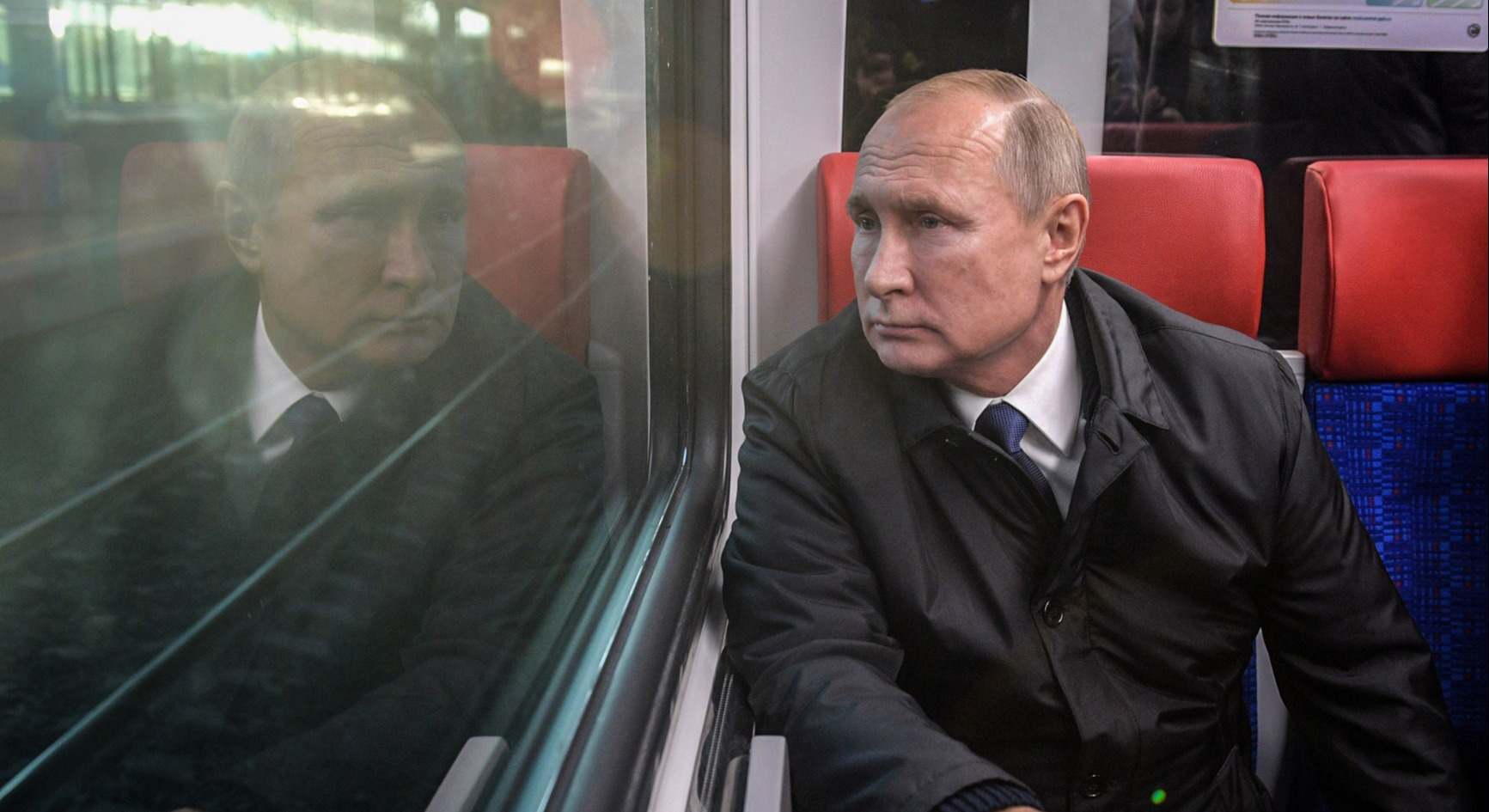 Vladimir Putin mira a través de la ventana de un tren
