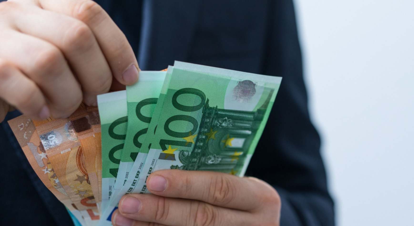 Un hombre contando billetes